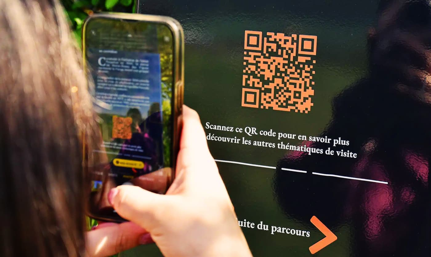 Un visiteur scanne le QR code d’une balise QRoss