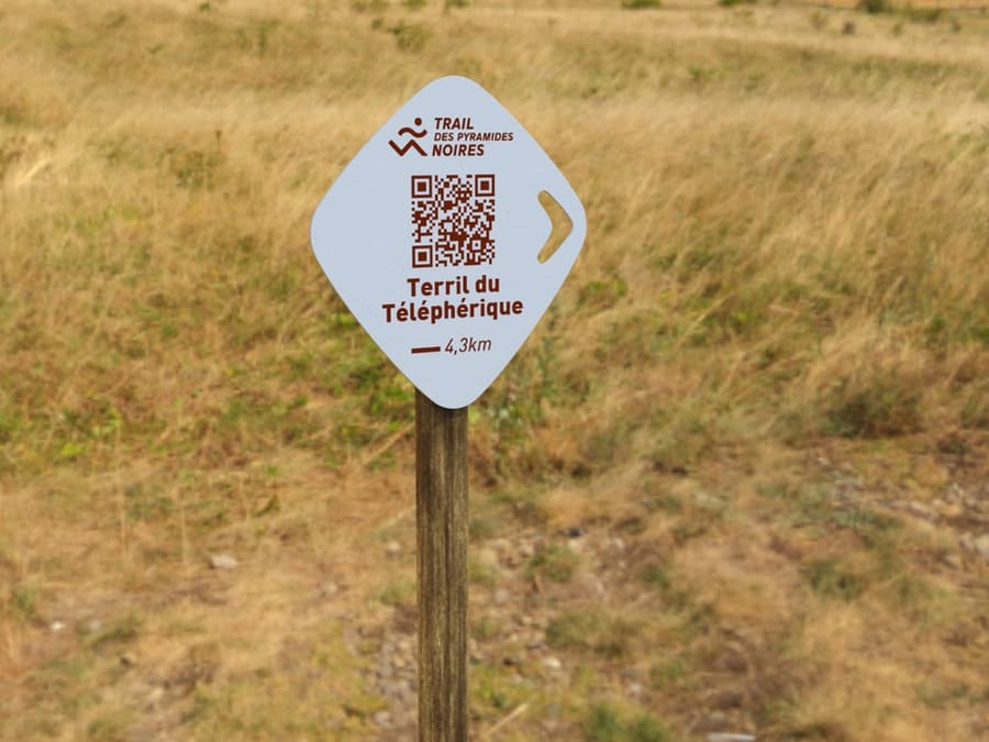 Balise éphémère QRoss « Terril du Téléphérique » plantée dans l’herbe